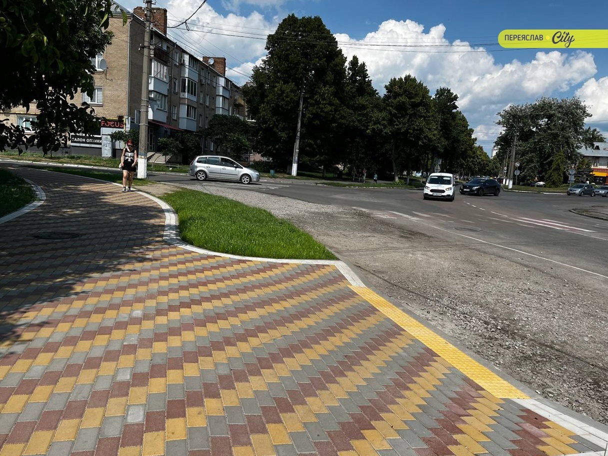 Переяславці так і не зрозуміли де перехід з нового тротуару біля "Батури"