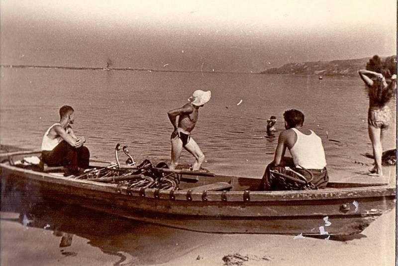 Туристи на човні причалили до Трахтемировського берега. Фото 1960-х років.