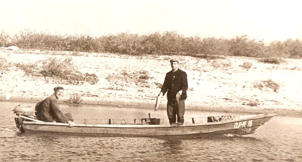 Рибалки с. Підсінного на човні з мотором "Вєтєрок". 1960 рік.
