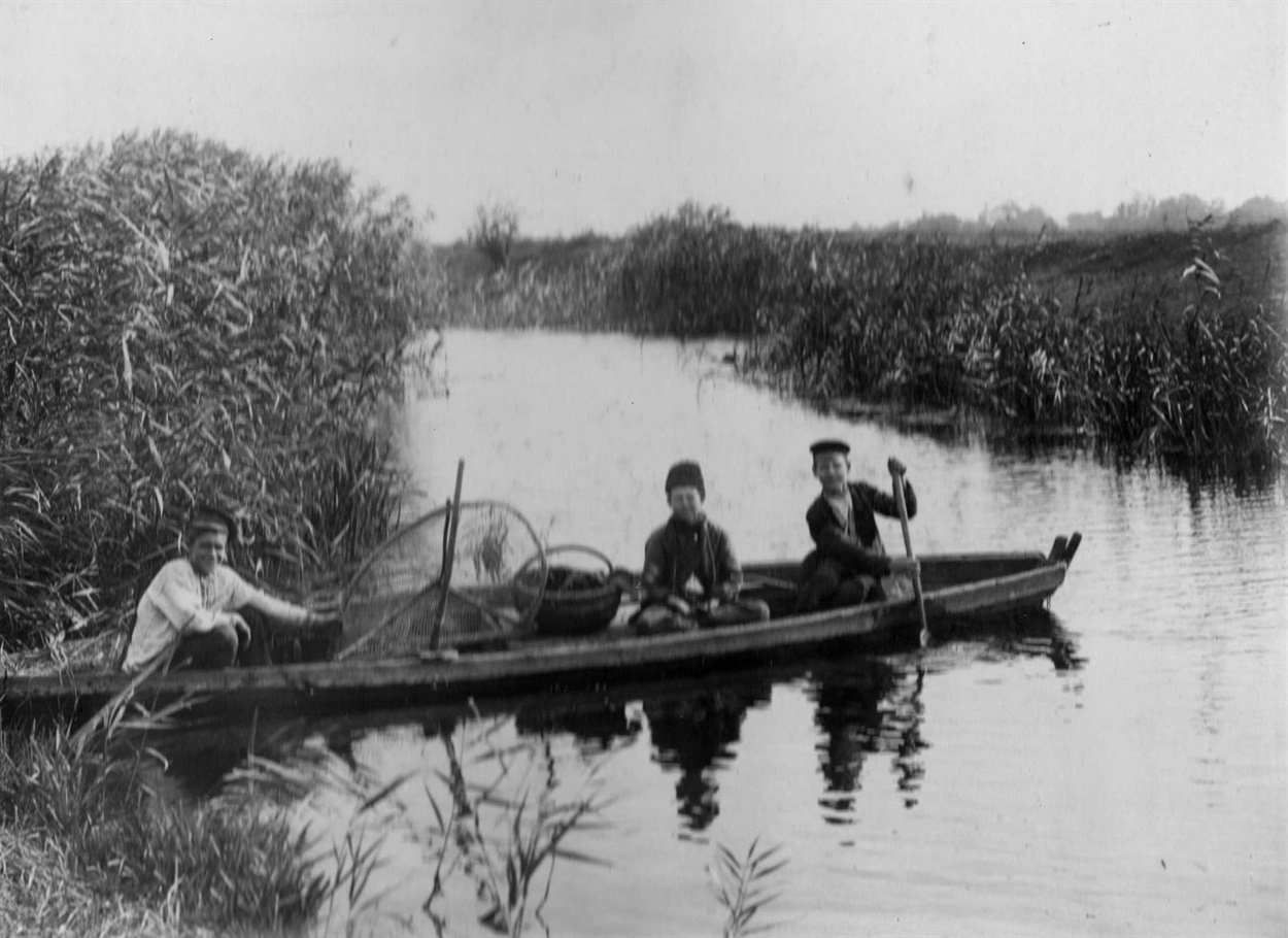 Переяславські рибалки на річці Трубіж. фото 1910-х років.