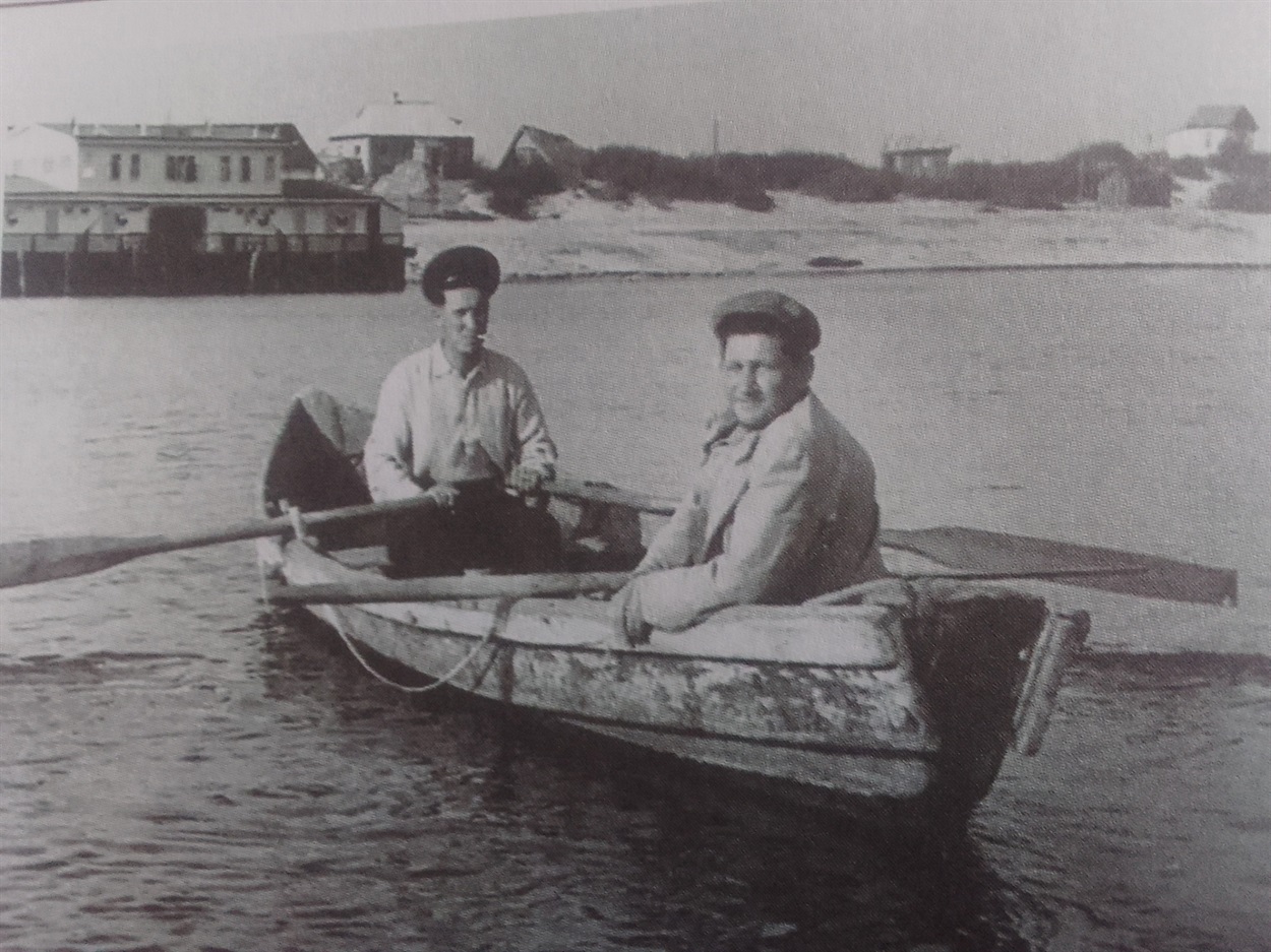 На човні "обшиванці" від Трахтеморова до переяславської пристані. Фото 1958/59 років.
