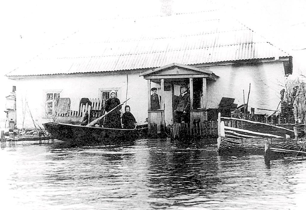 с. Підсінне на довбанці під час повені. 1950 ті роки