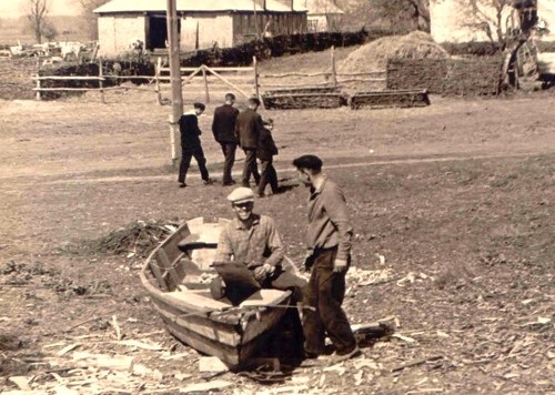 Ремонт човна плоскодонного в с. Підсінне. 1959 р.