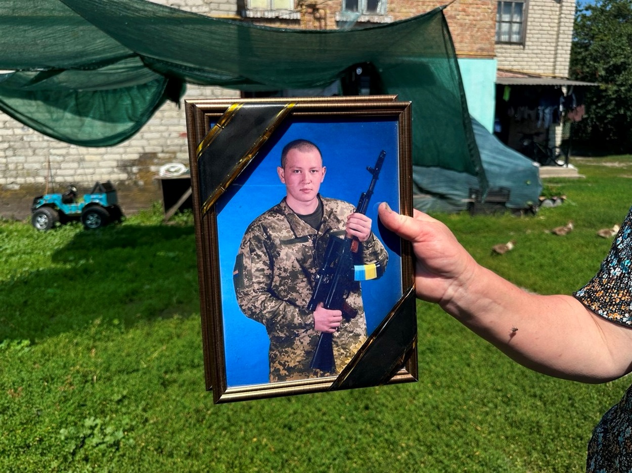 Щоранку мама Героя Олега Гордієнка вітається з сином на фото у траурній стрічці 