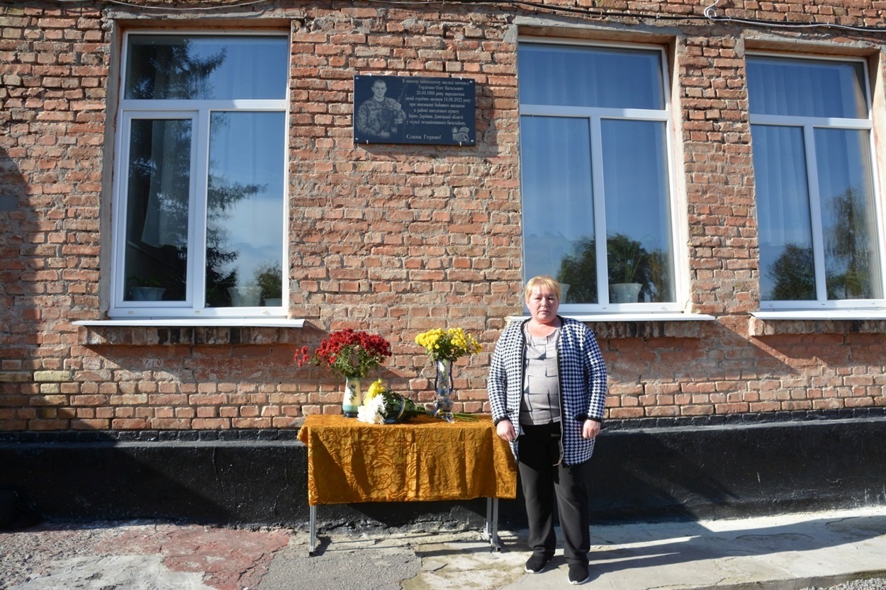 Валентина Гордієнко на відкритті меморіальної дошки сину-герою Олегу на фасаді Пристромської школи 