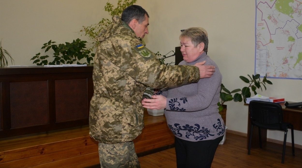 Офіцер Володимир Мамітько вручає орден "За мужність" полеглого сина-героя Олега Гордієнка його мамі 