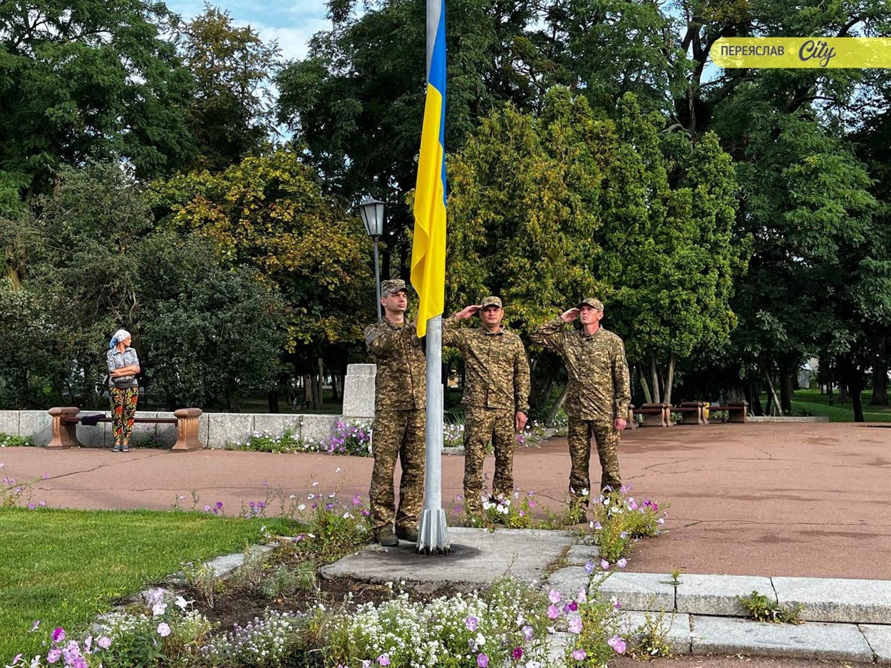 Держвний прапор над центральною площею підняли воїни Національної гвардії України.