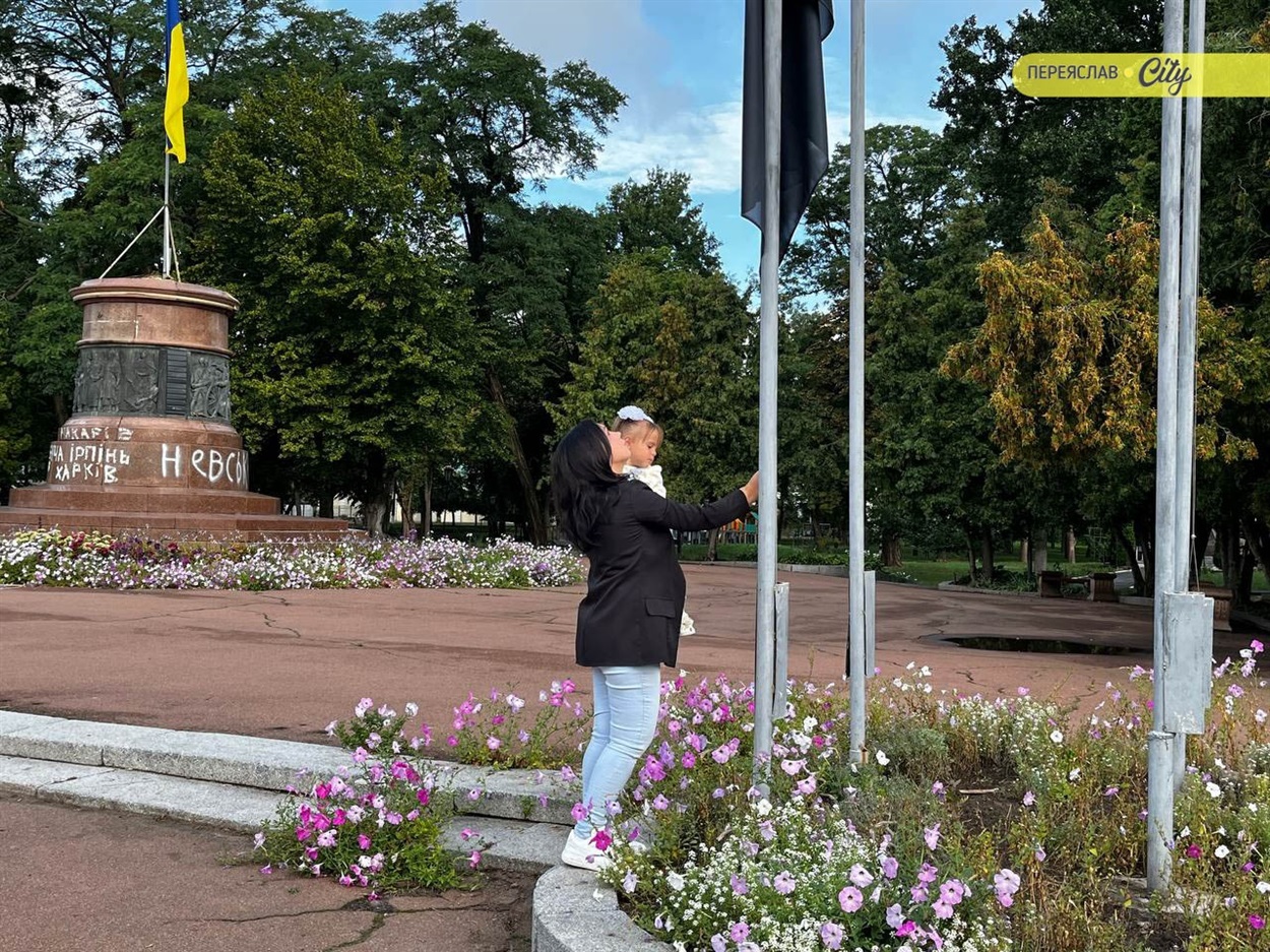 Прапор Надії підняли дружина зниклого безвісти воїна Марина Хондошко та донька Іринка