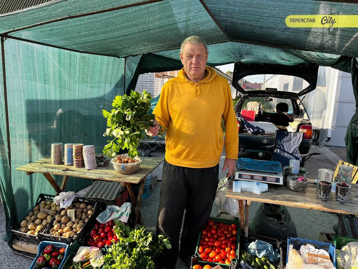 На фото Олександр, продавець домашньої городини