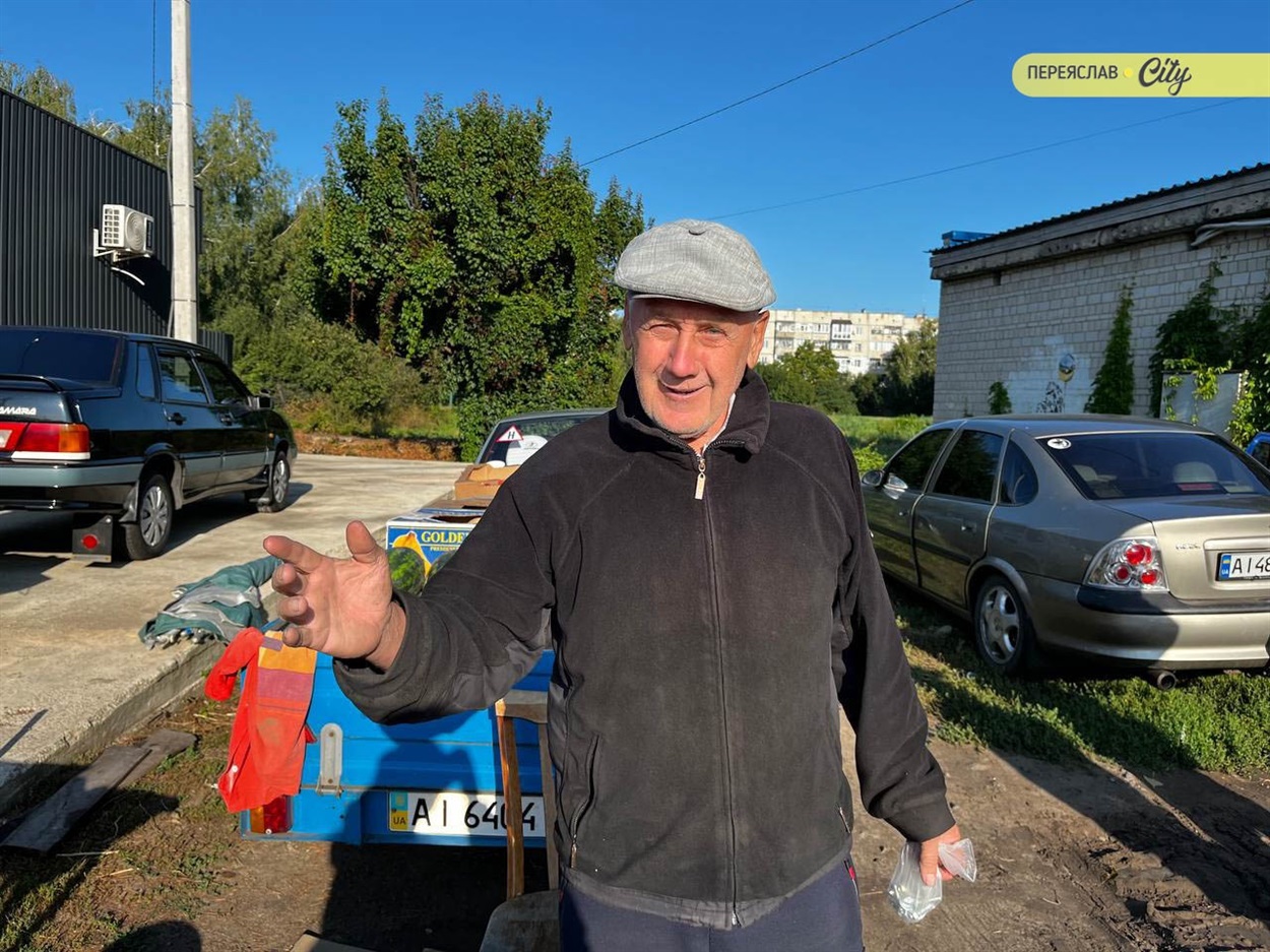 На фото Анатолій, продавець кавунів та Динь з Херсону 