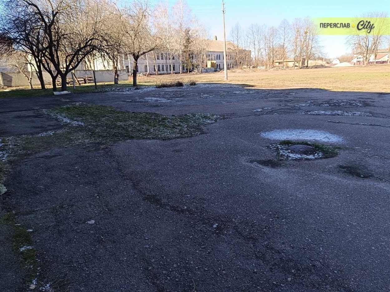 Територія за музичною школою (березень 2025 р.)