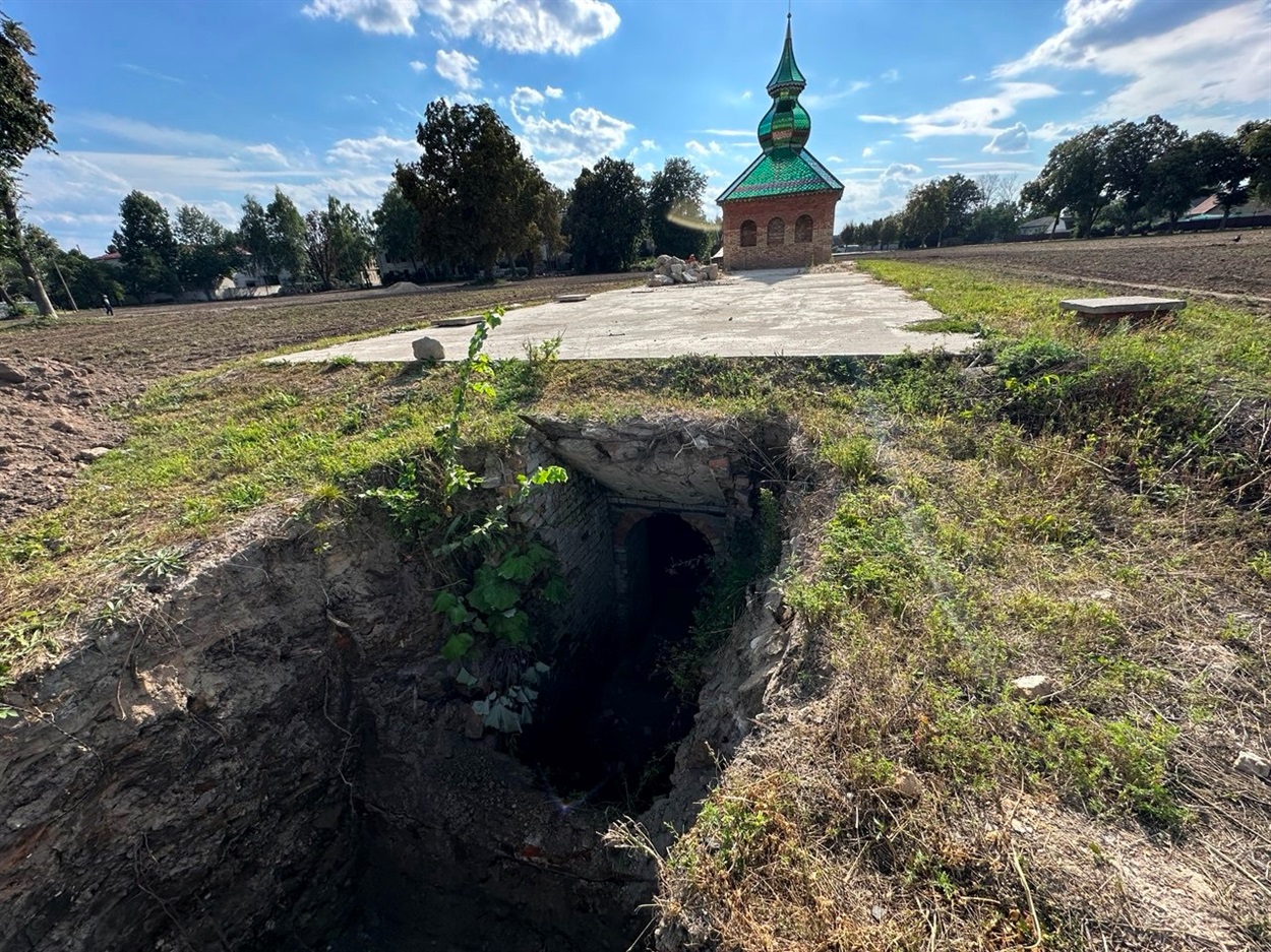 Траншея завглибшки зо три метри, викопана спецтехнікою на рівні підлоги монастирського льоху (після приватної реставрації з зеленим дашком). Частину підземного коридору попаередньо зверху забетонували, що свідчить: до подальших земляних робіт готувалися 