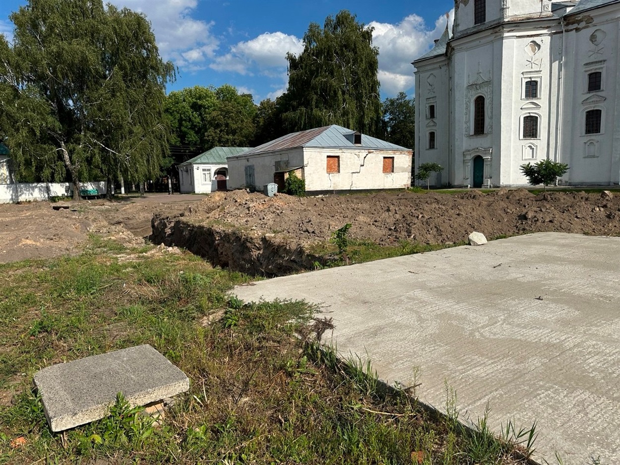 Траншея завглибшки зо три метри, викопана спецтехнікою на рівні підлоги монастирського льоху (після приватної реставрації з зеленим дашком). Частину підземного коридору попаередньо зверху забетонували, що свідчить: до подальших земляних робіт готувалися 