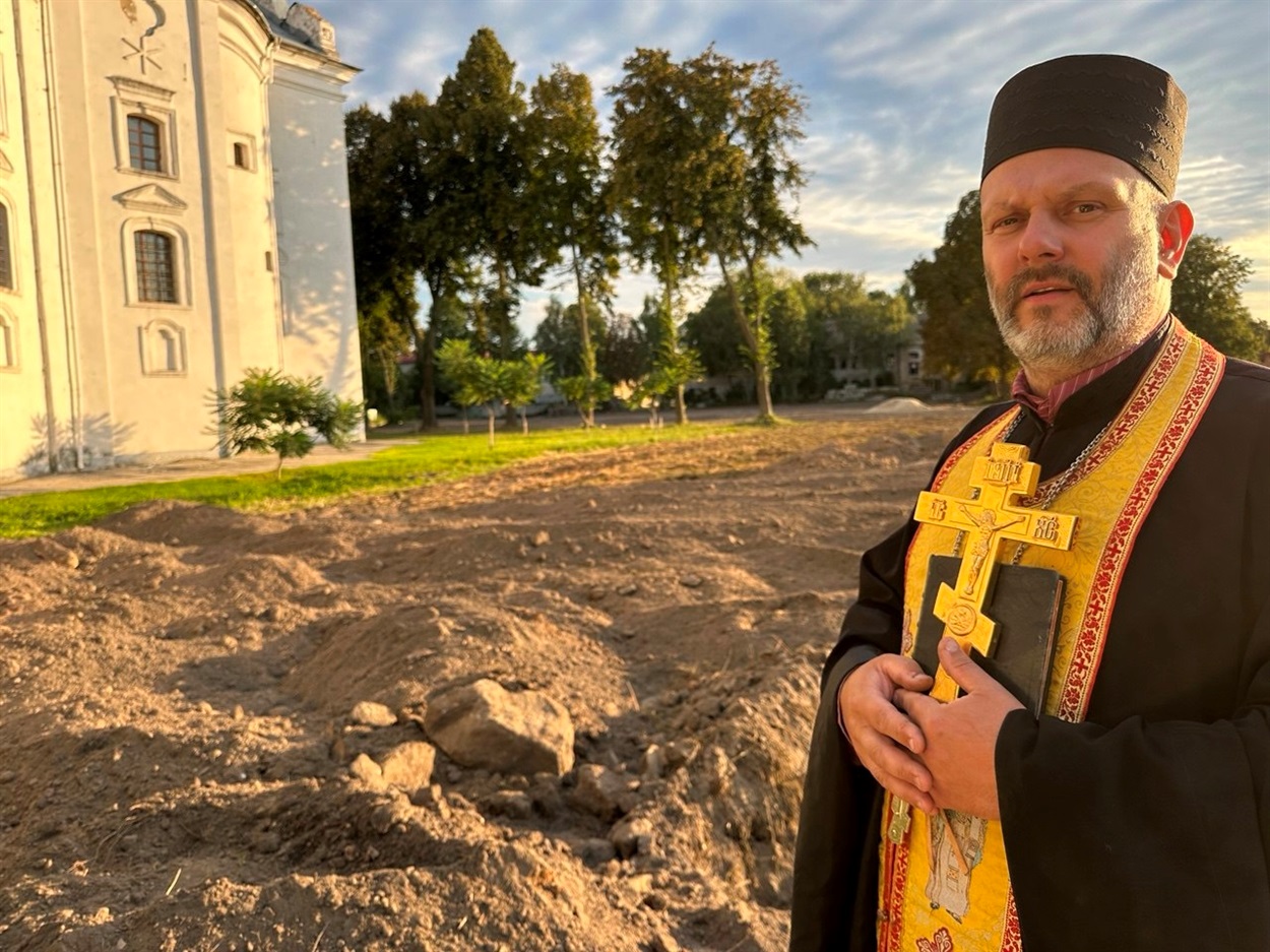 О. Михайло, настоятель Вознесенського храму зазначає, що немає історичних доказів, що викопані кістки є рештками поховань монахів колишнього монастиря 