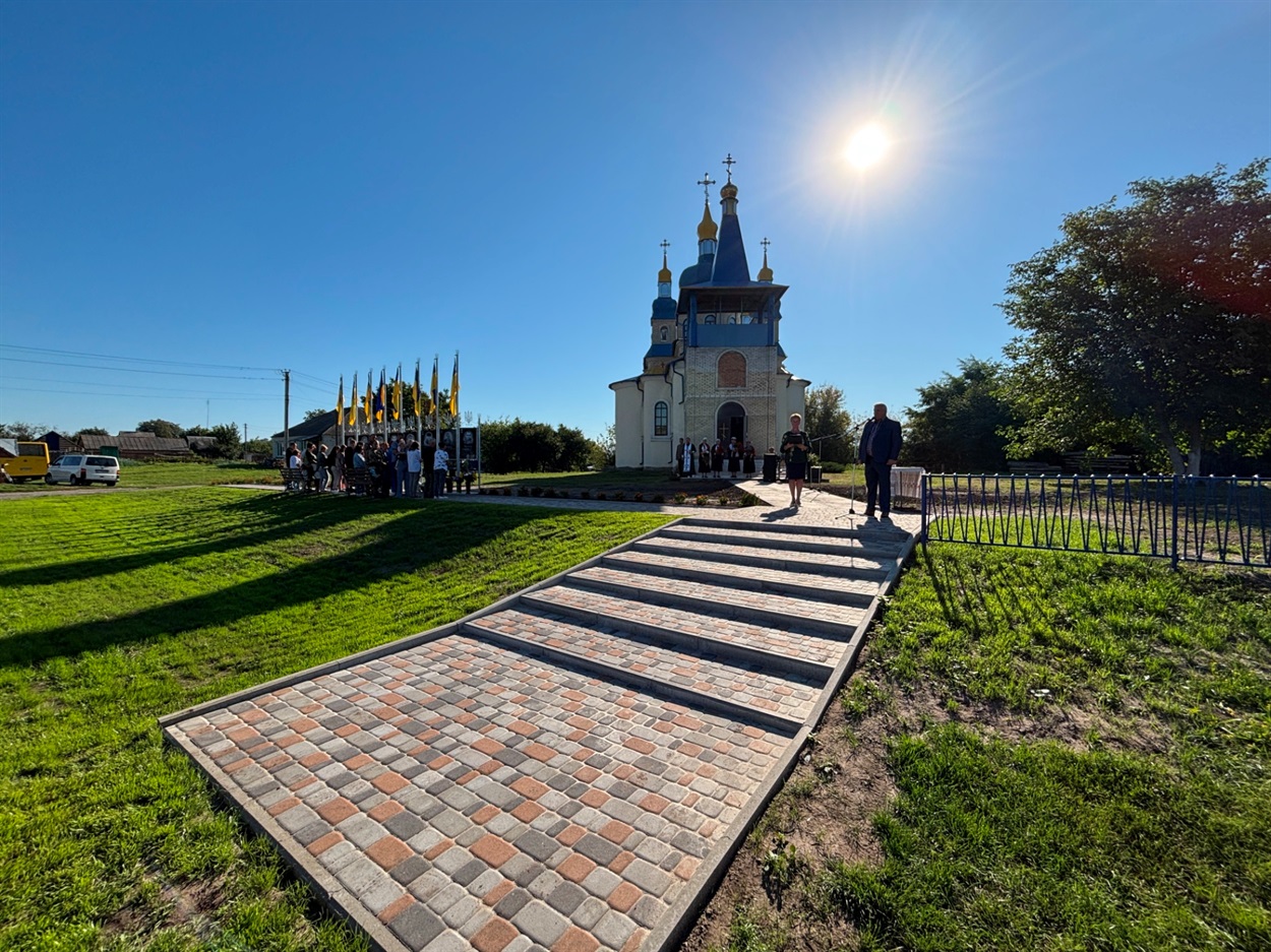Алея Героїв у селі Мала Каратуль 