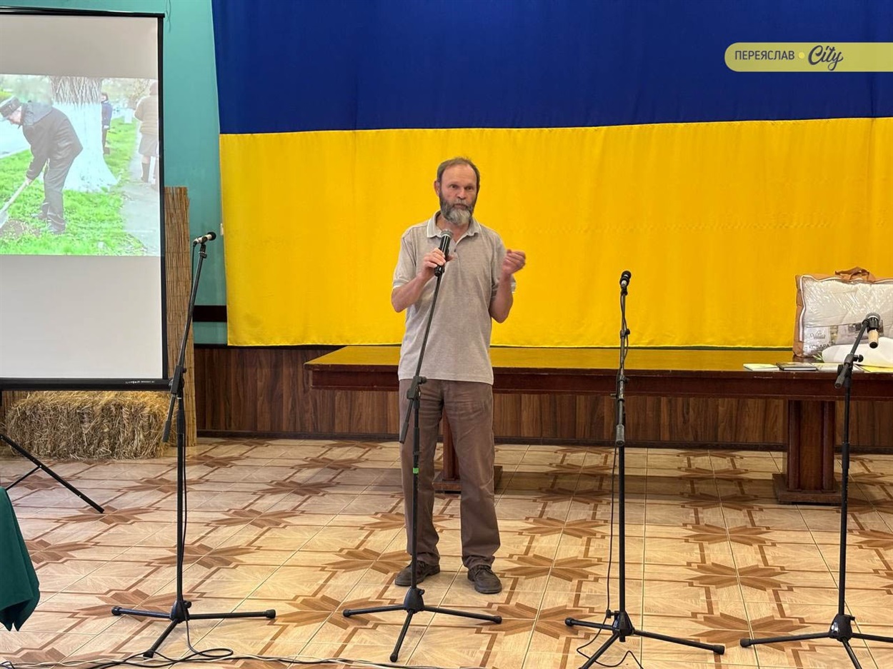 Олега Коломійця вітає професор, кандидат історичних наук Олександр Колибенко