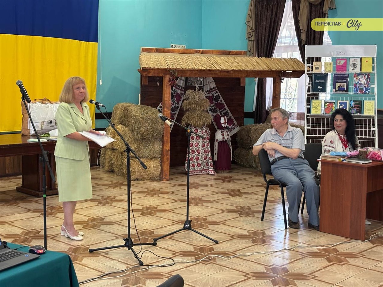 Олега Коломійця вітає докторка педагогічних наук, кандидатка філологічних наук, професорка Ганна Токмань