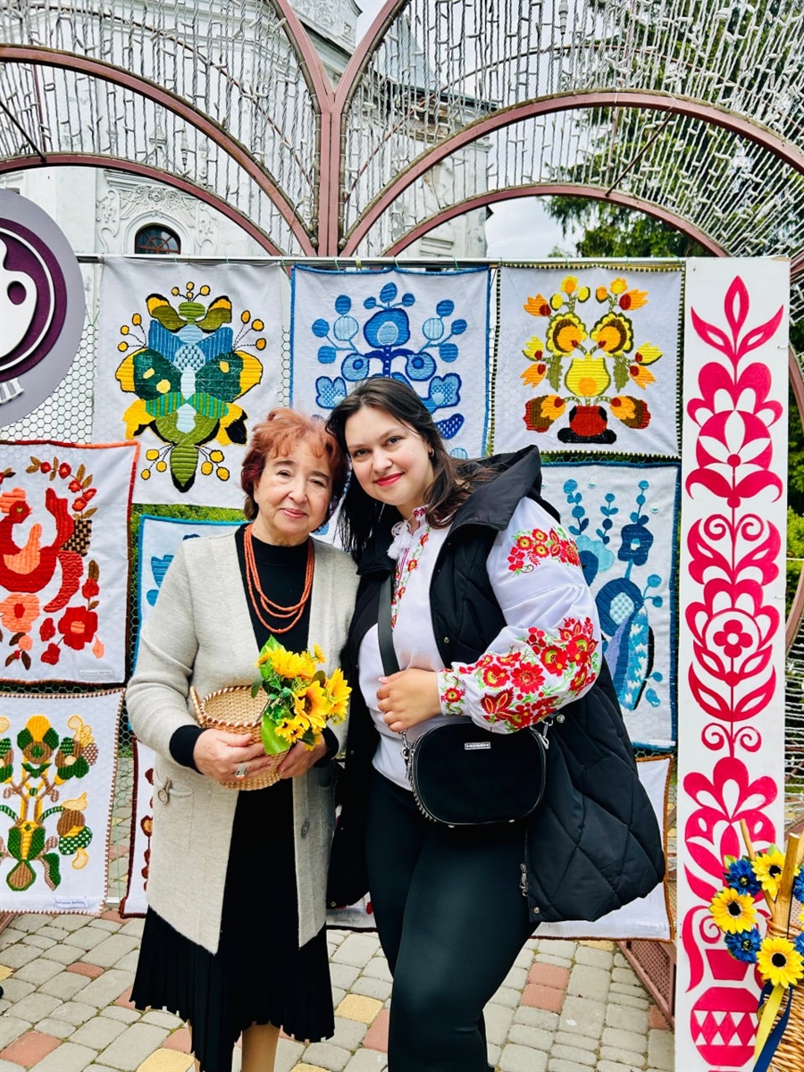 На фото Анастасія Огієнко з Іриною Кузьмицькою