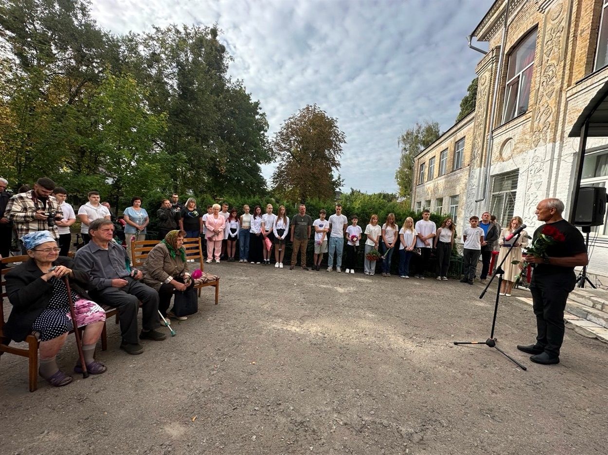 Михайлу Хрумалу відкрили меморіальну дошку на фасаді Переяславської гімназії №3