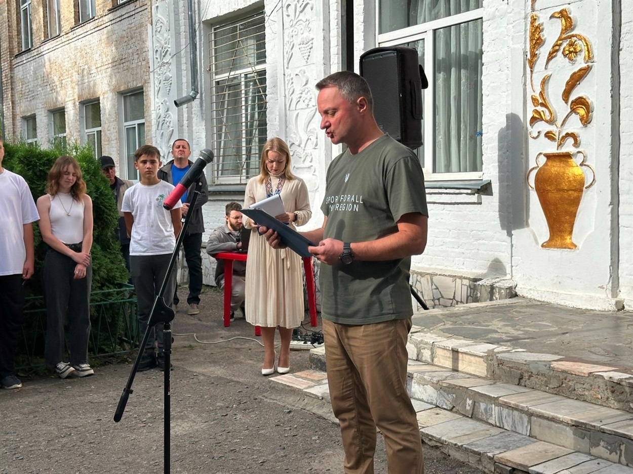 Михайлу Хрумалу відкрили меморіальну дошку на фасаді Переяславської гімназії №3