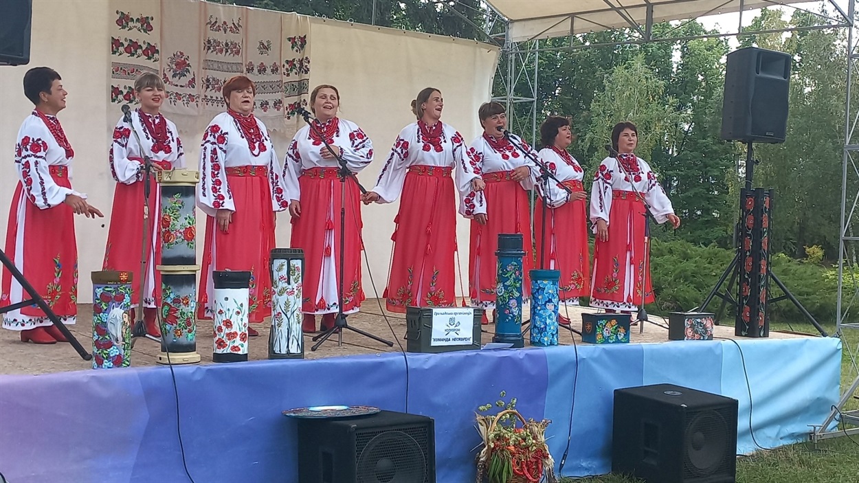 Народний жіночий вокальний ансамбль "Чарівниці" з Полтавщини