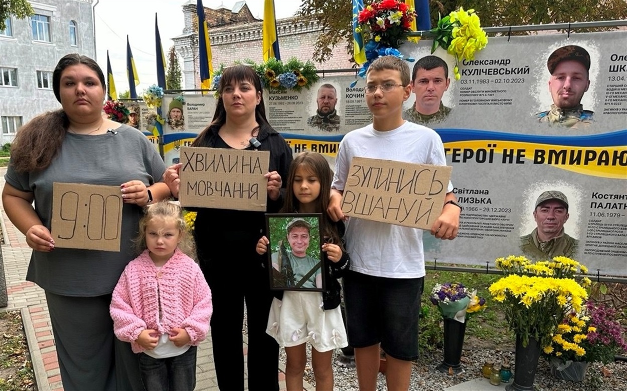 Рідні загиблих Героїв підтримують ритуал Хвилини мовчання в Переяславі  