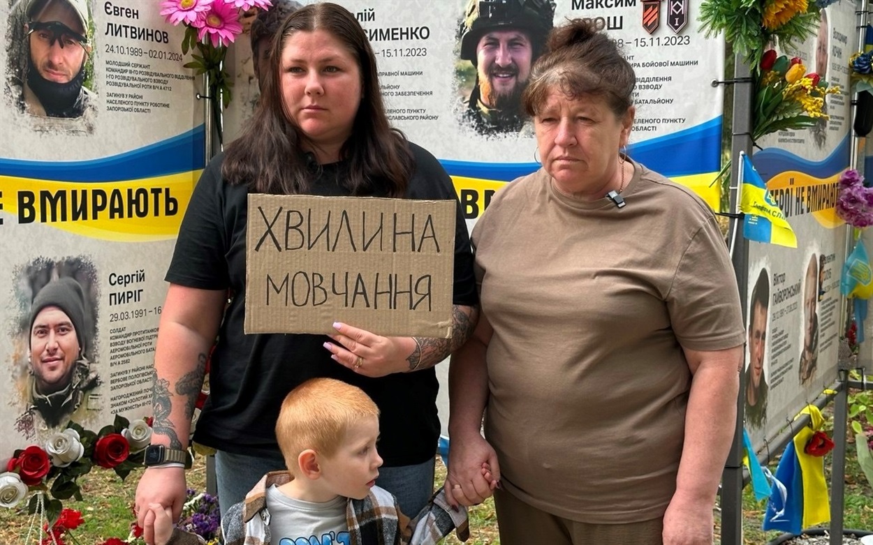 Рідні загиблих Героїв підтримують ритуал Хвилини мовчання в Переяславі  