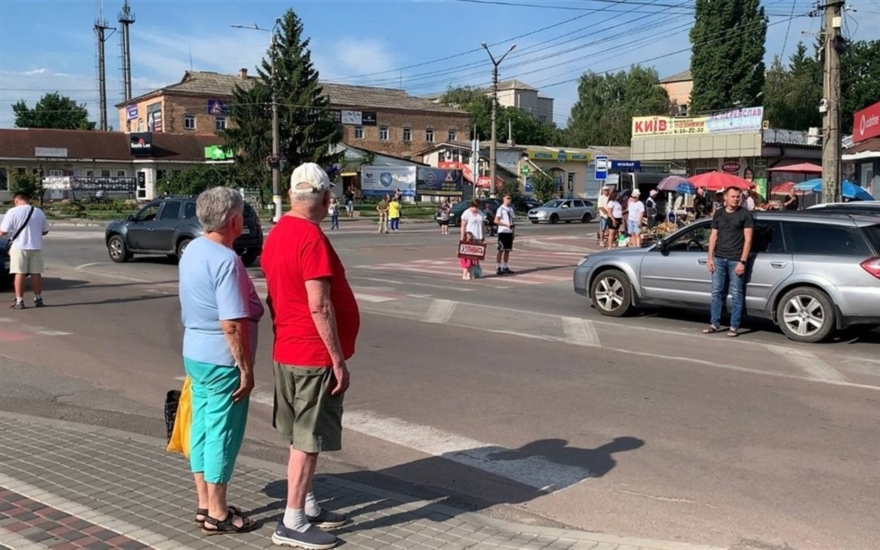 Акція переяславців на підтримку Хвилини мовчання в Переяславі біля автовокзалу. Липень 2025 р.  