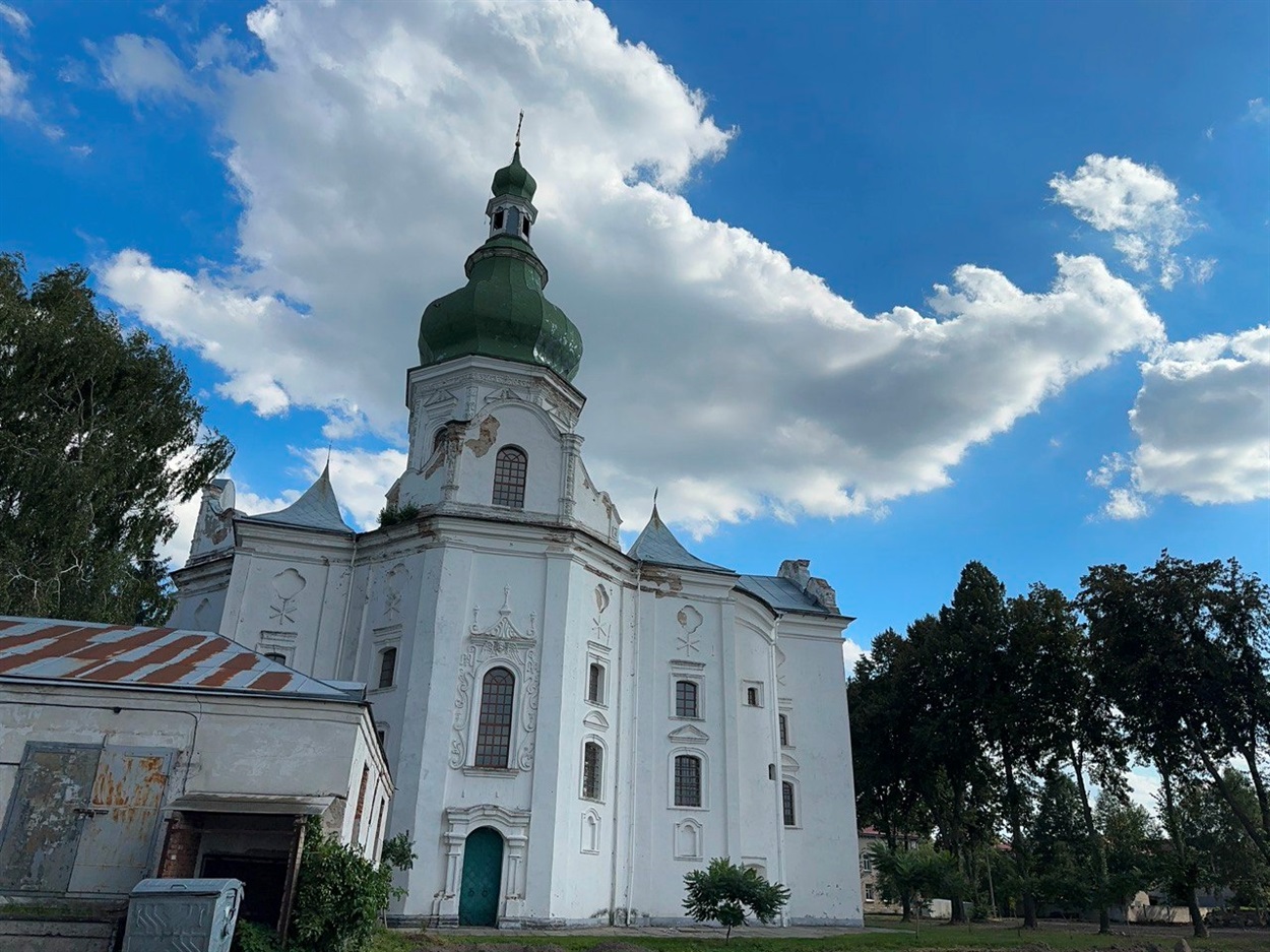 По інший бік парадного входу до Вознесенського собору в Переяславі 