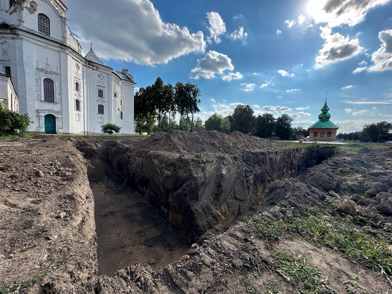Наприкінці серпня 2025 р. міський голова Переяслава вирішив викопати траншею від павільйону до собору, аби відтворити там підземні ходи для туристів. 