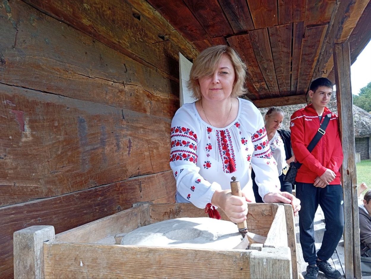Працівниці музею хліба змололи борошна на справжніх жорнах 