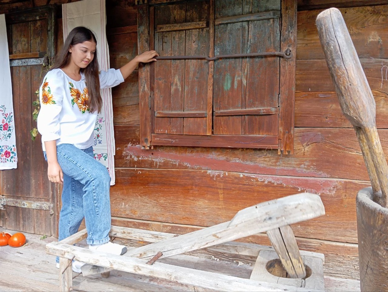 Учні коледжу з цікавістю і завзяттям працювали на давніх пристроях хлібного ремесла 