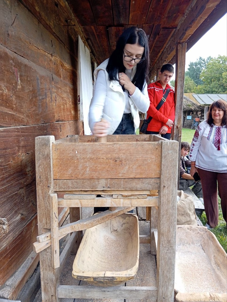 Учні коледжу з цікавістю і завзяттям працювали на давніх пристроях хлібного ремесла 