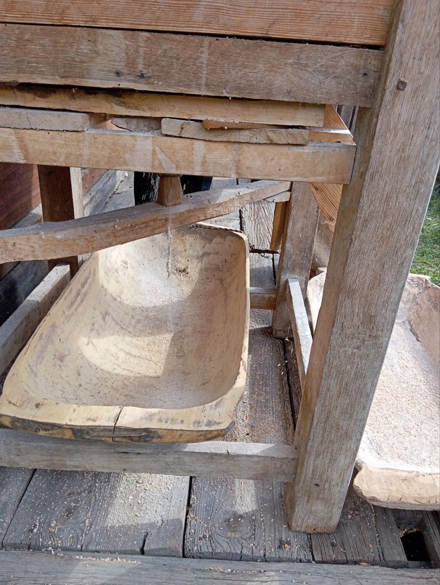 Учні коледжу з цікавістю і завзяттям працювали на давніх пристроях хлібного ремесла 