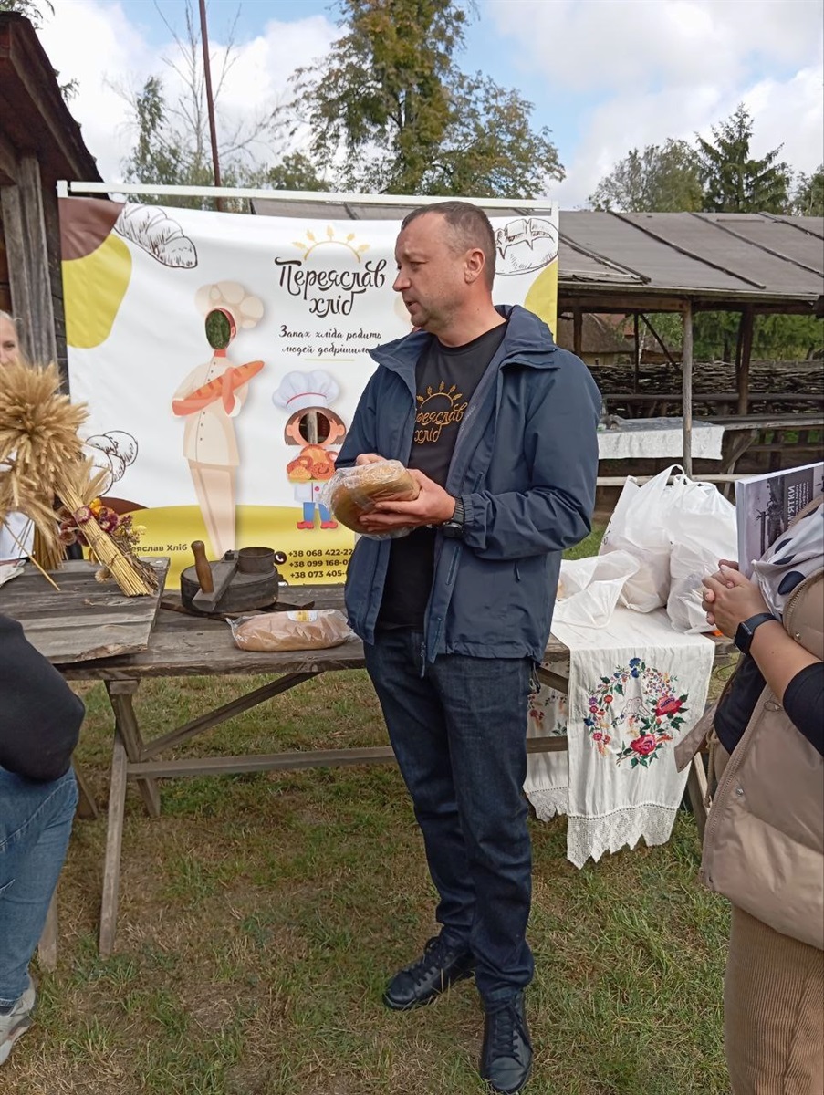 Андрій Пироговський пригощає хлібом із цільнозернового борошна виробництва ТОВ "Миза" 