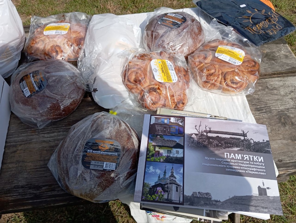 Пригощання учасників заходу виробами переяславського хлібозаводу – ТОВ "Миза" 