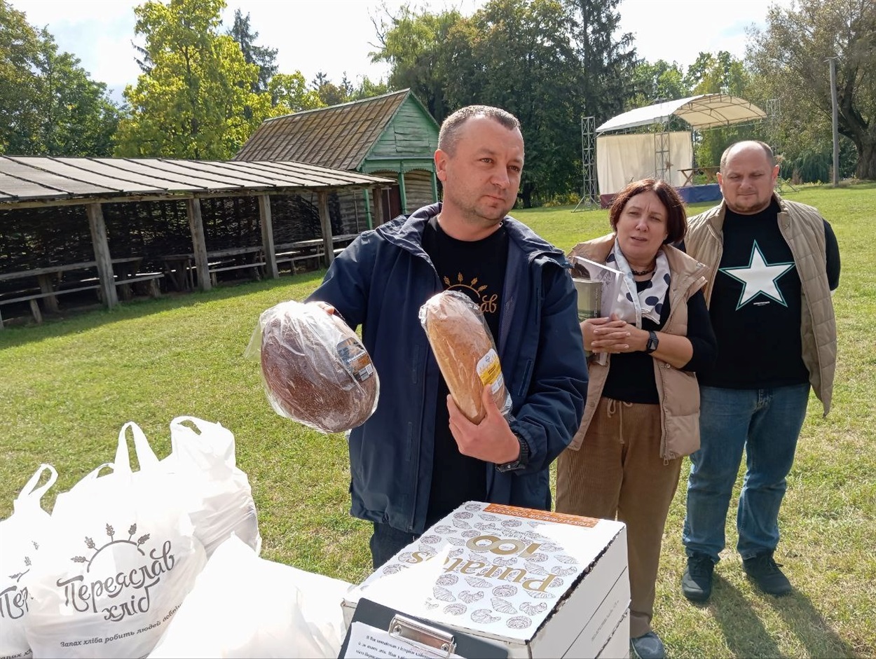 Андрій Пироговський пригощає хлібом із цільнозернового борошна виробництва ТОВ "Миза" 