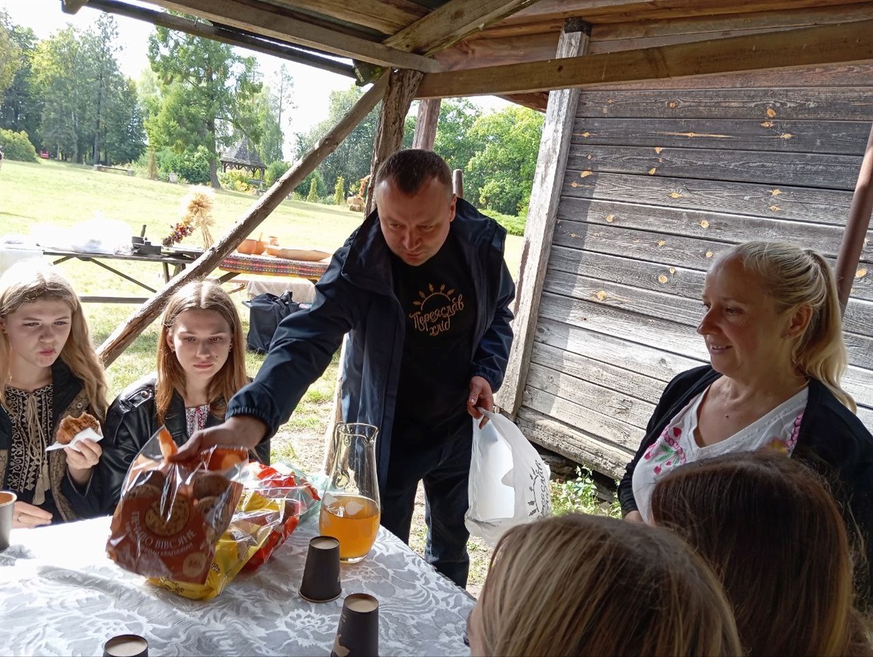 Пригощання учасників заходу виробами переяславського хлібозаводу – ТОВ "Миза" 