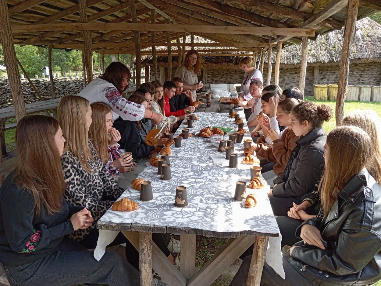 Пригощання учасників заходу виробами переяславського хлібозаводу – ТОВ "Миза" 