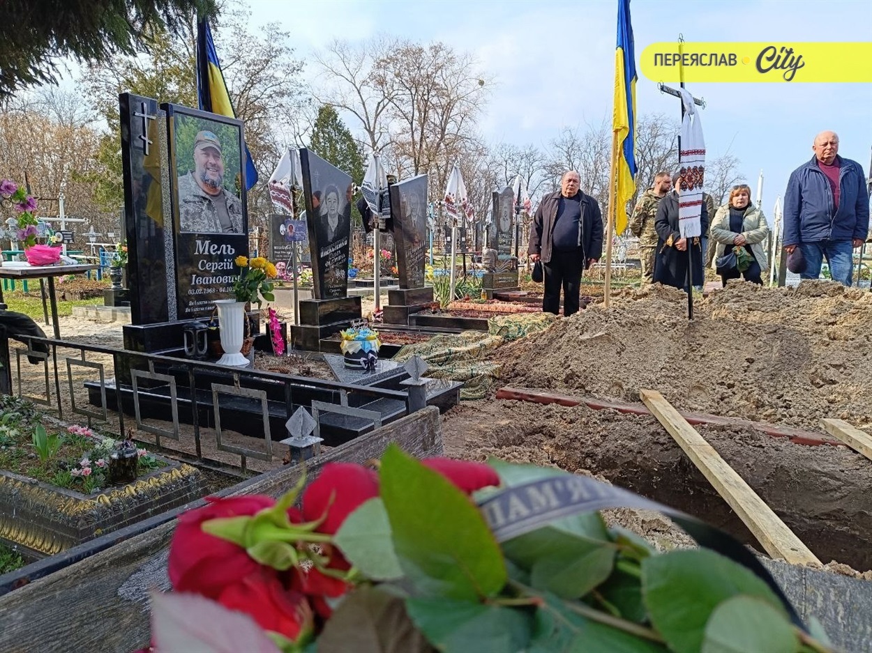 На кладовищі у Вовчкові могили трьох Героїв: Сергія Печенюка та батька і сина Сергія Івановича та Сергія Сергійовича Мелів   