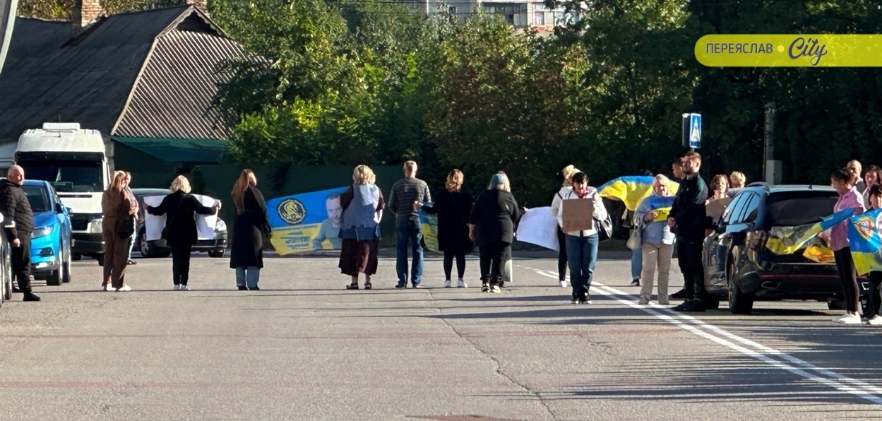 Хвилина мовчання учасників мовчазної акції на підтримку зниклих безвісти та полонених воїнів. Переяслав. 20 вересня 2025 р. 