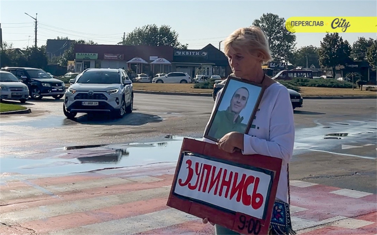 Мама загиблого Героя Ігоря Мар'яша на акцію  Хвилина мовчання вийшла з портретом сина 