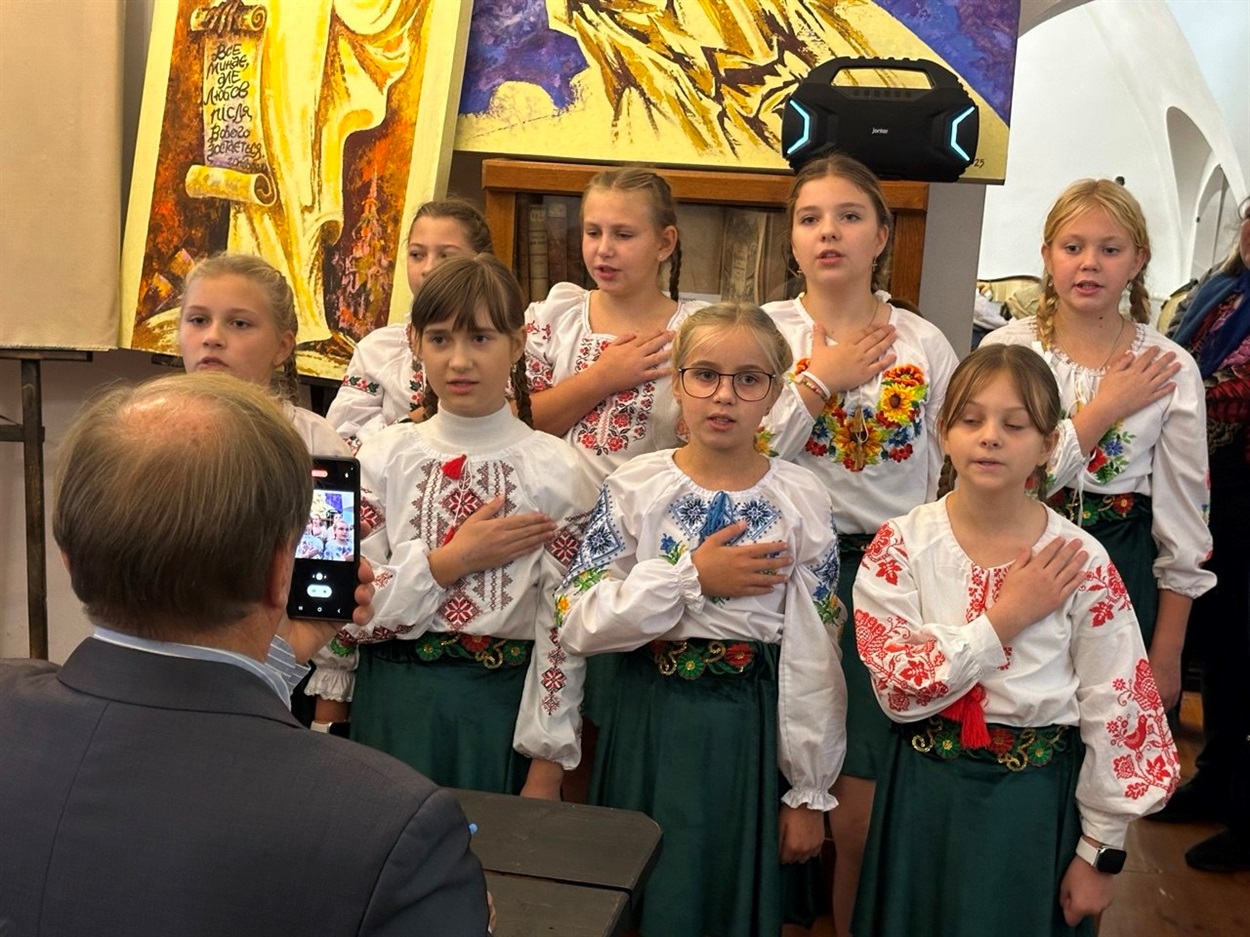 Дві пісні подарували гостям учасниці вокальної студії "Фортуна" під керівництвом Лариси  Дорошенко. Увесь виступ дітей записував на відео Іван Заєць