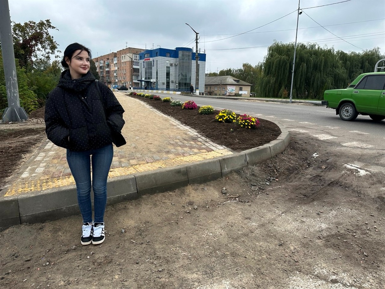 Далеко не інклюзивний перехід до тротуару навіть попри наявність на краю тактильної плитки