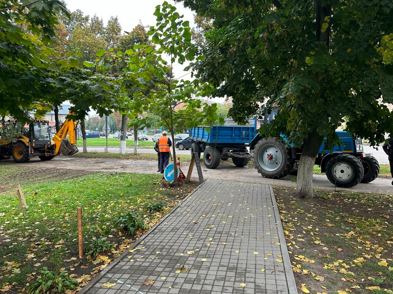 Попід кілочками буде новий тротуар, а трактор стоїть вже на майбутній дорозі 