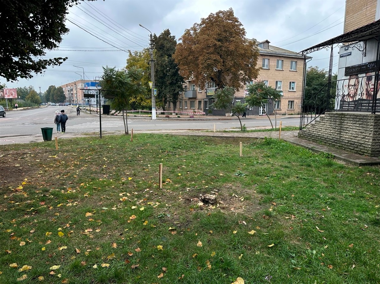 Попід дерев'яними кілочками буде лінія нового тротуару 