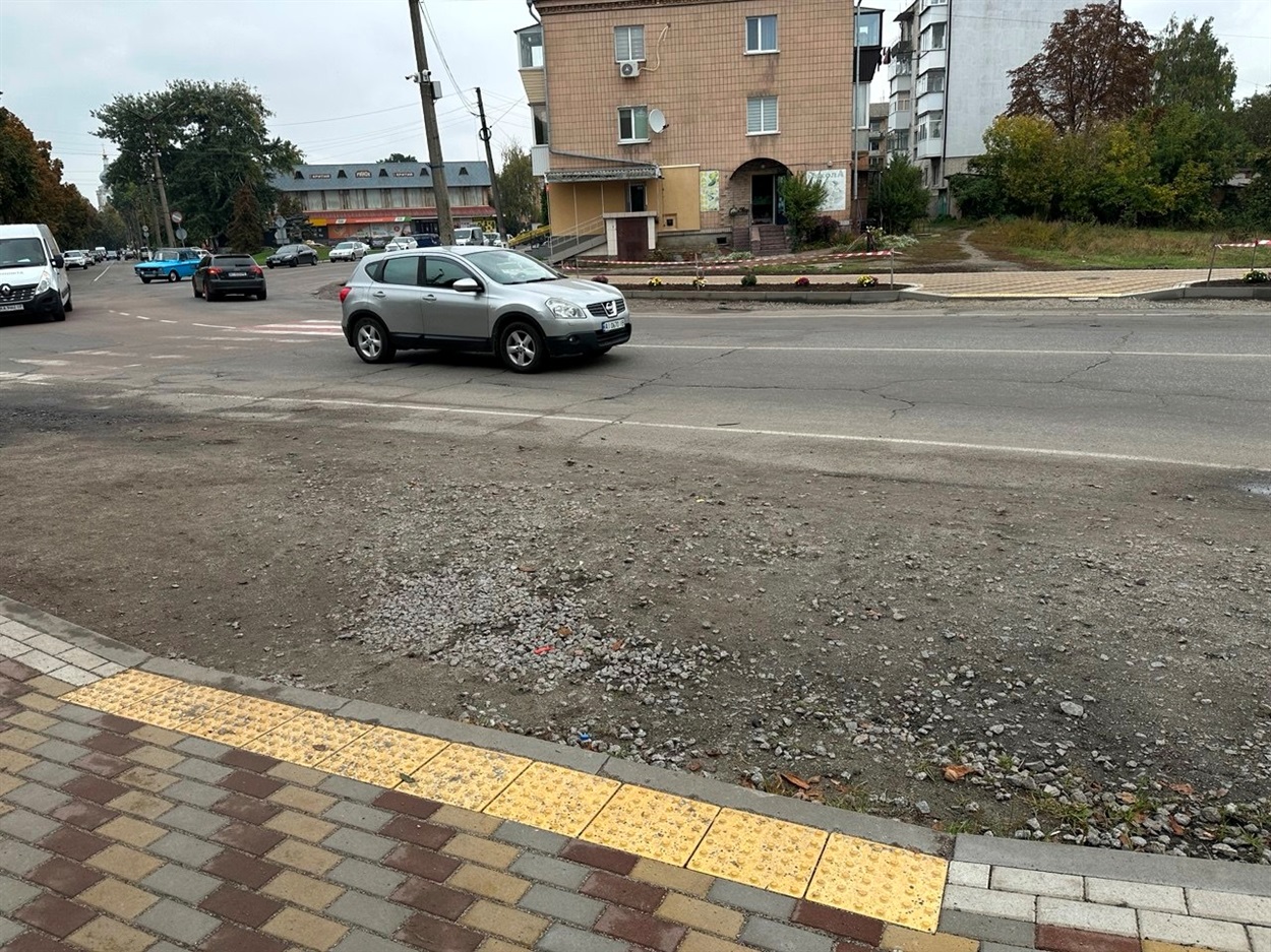 Тут покладуть новий асфальт і намалюють "зебру"