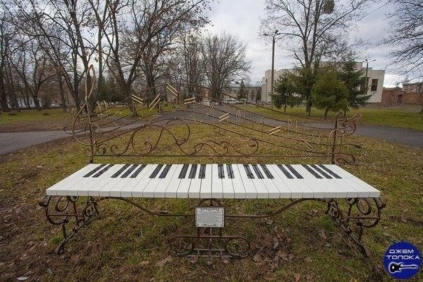 "Піано лавка" від "Джем Толоки". Нині вона стоїть у Центрі культури і мистецтв