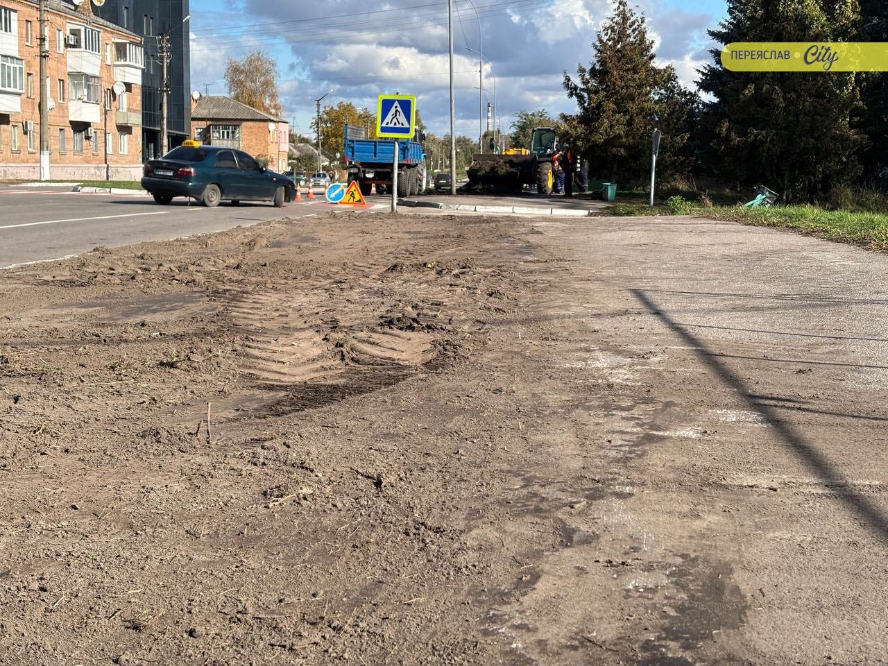 У Переяславі уздовж тротуару на вулиці Покровській готуються саджати дерева