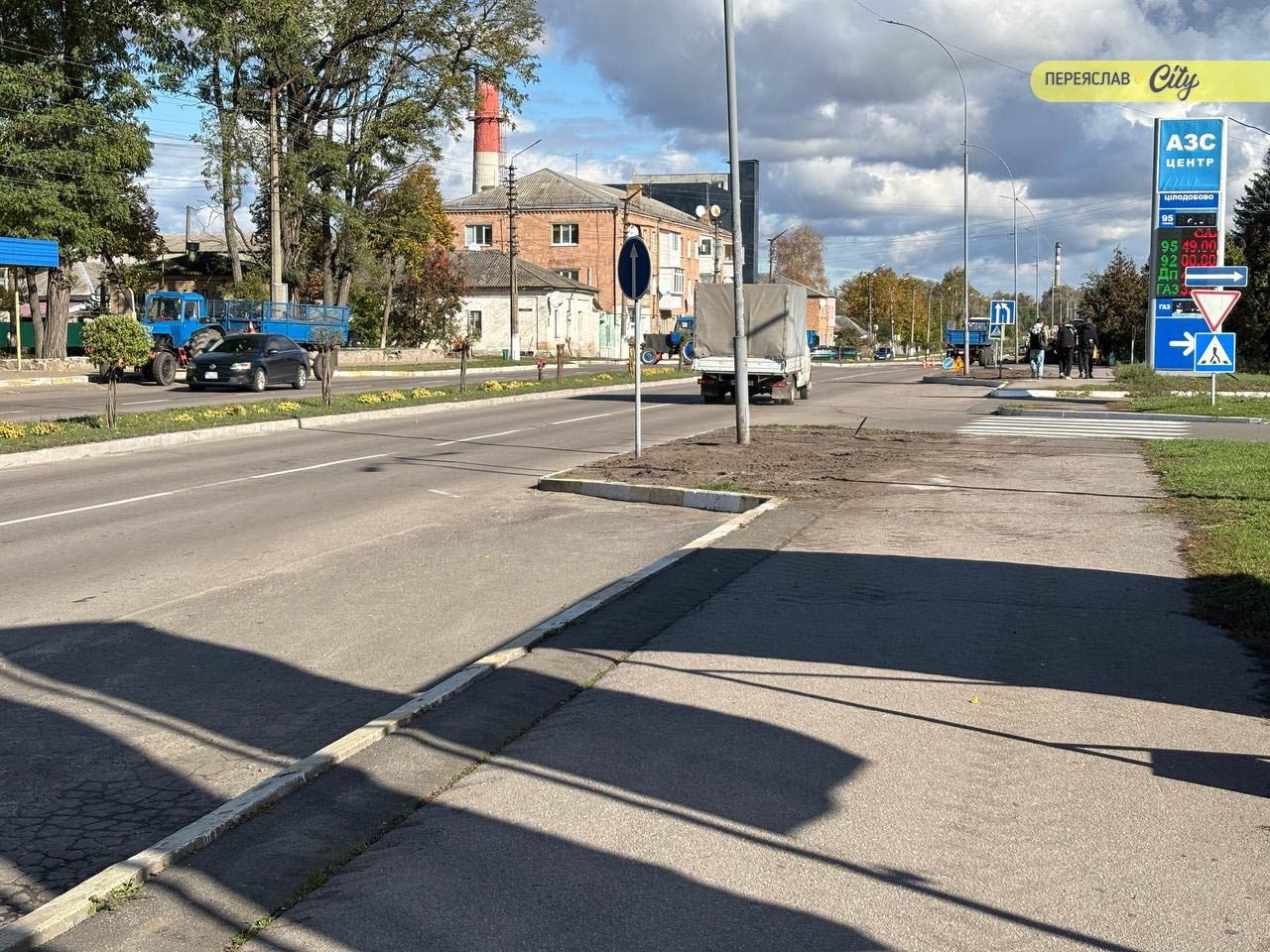 У Переяславі уздовж тротуару на вулиці Покровській готуються саджати дерева